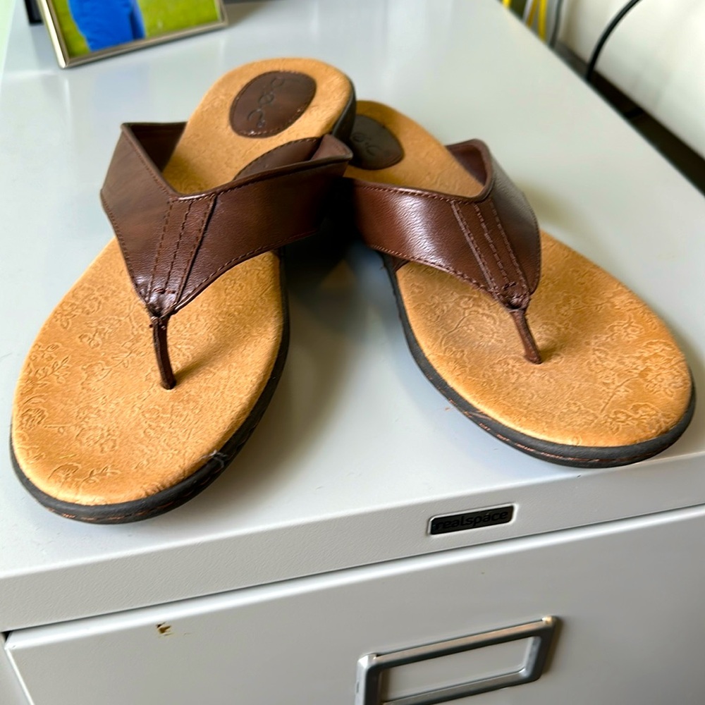 b.o.c. brown leather thong sandals - like new!
